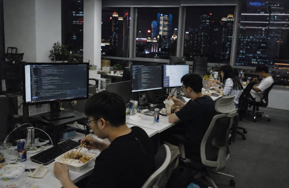 996 en Chine : c'est désormais l'État qui interdit de trop travailler