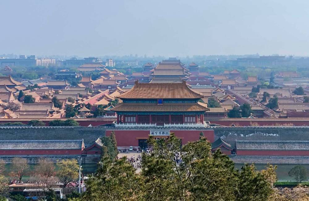 P&eacute;kin, axe central