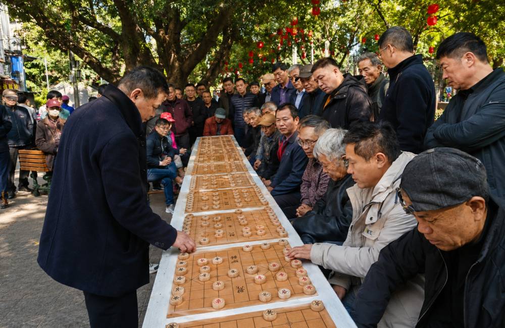 Parties d'échecs chinois dans un parc en Chine