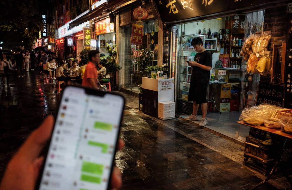 Le soir, dans une rue en Chine