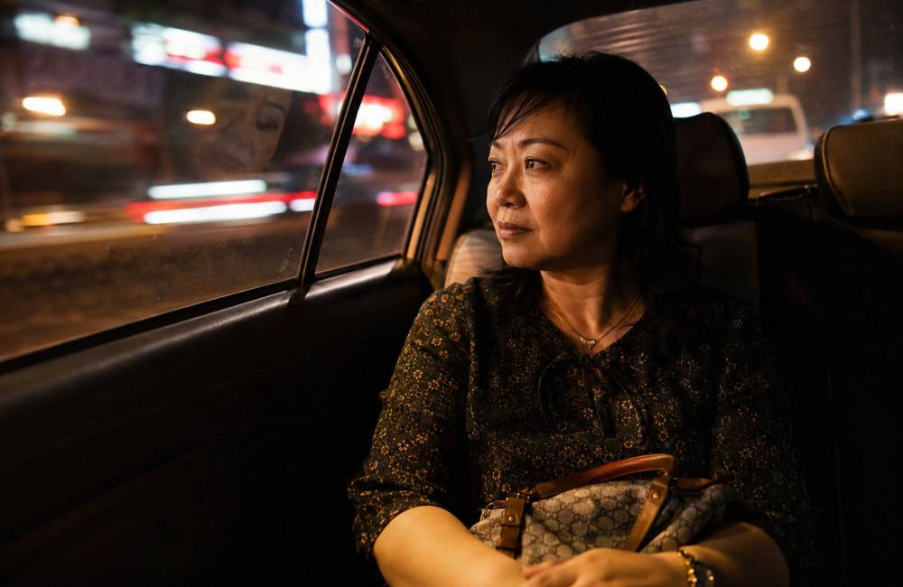 Femme chinoise fatigu&eacute;e, dans un taxi