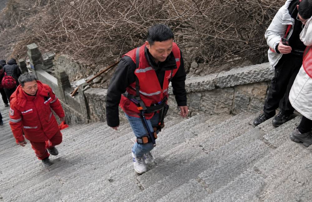 Montée de Taishan avec un exosquelette