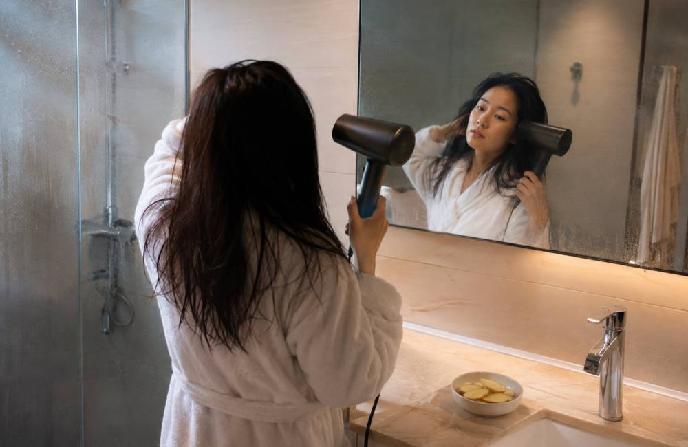 femme chinoise se s&egrave;che les cheveux