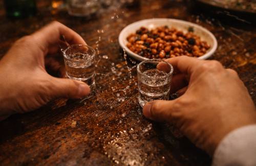 Le baijiu en Chine : pourquoi cet alcool qui brûle est celui qui rapproche