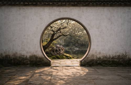 La porte de lune dans un jardin chinois : comprendre le cadrage à la chinoise