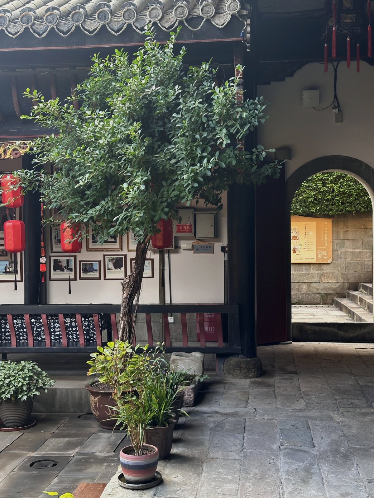 Chongqing, Hall de la Guilde Huguang, Lanternes rouges