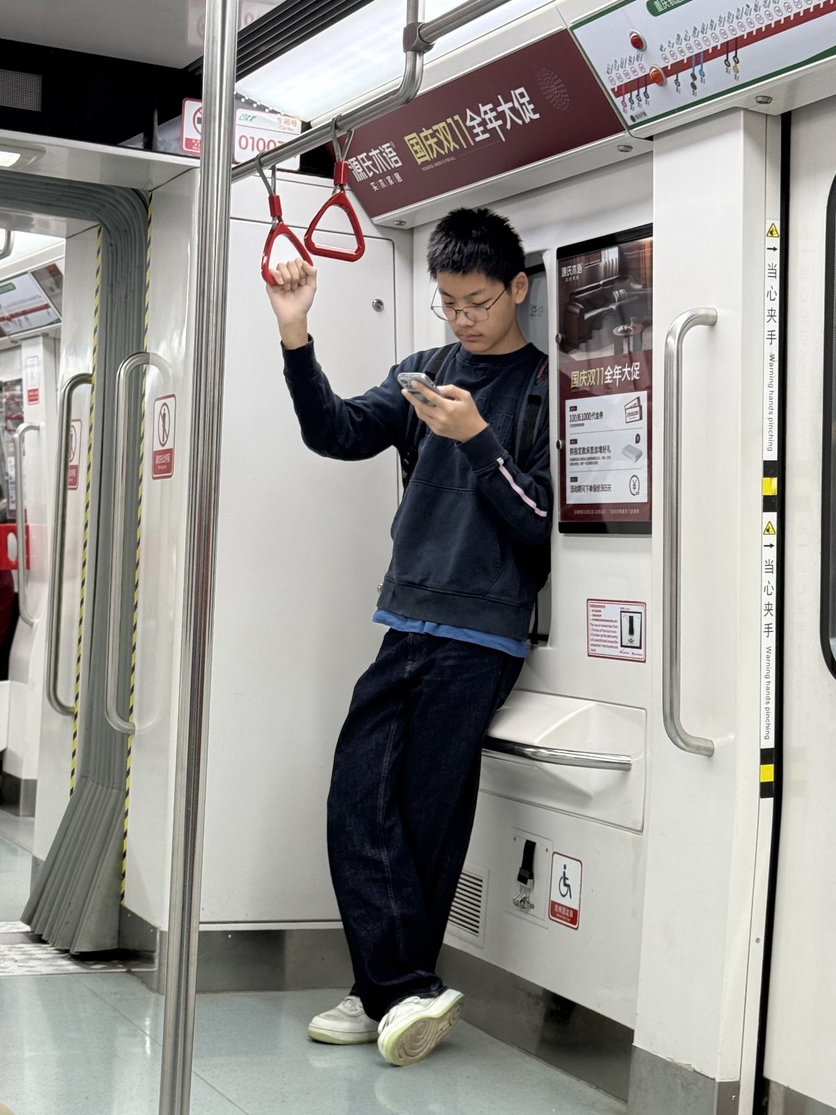 Alex dans le métro de Pékin
