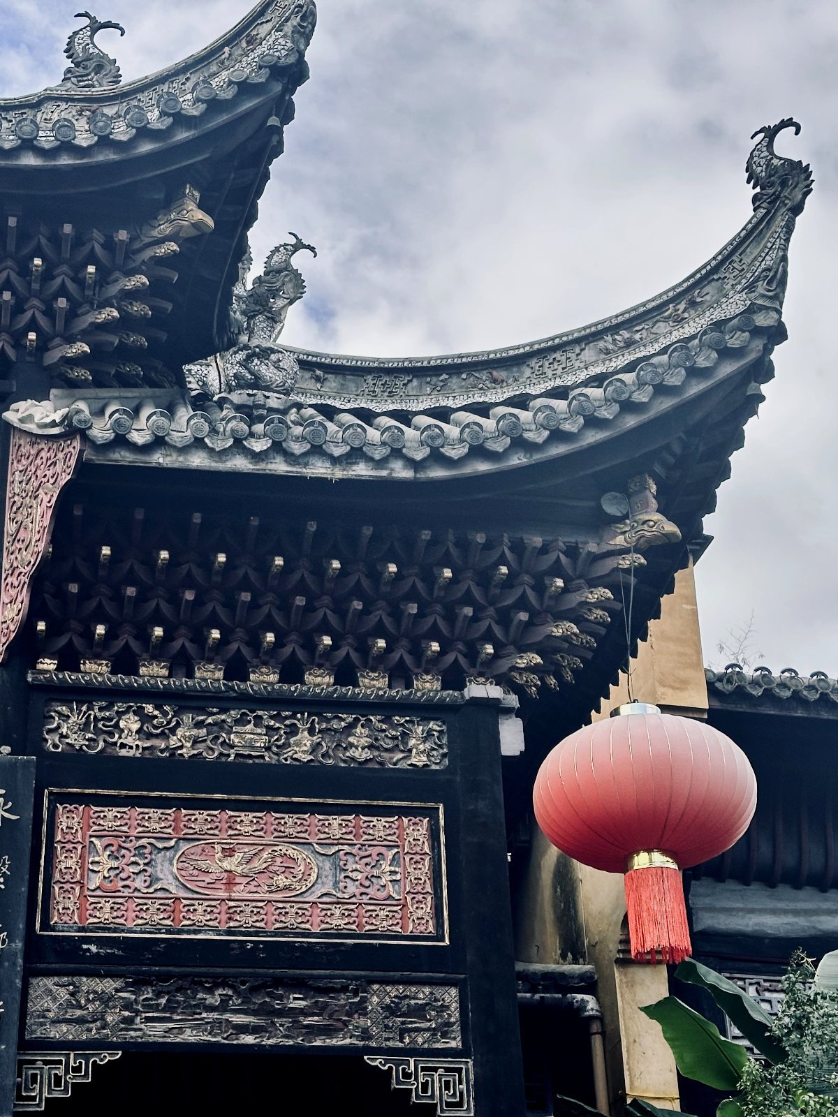 Chongqing, Hall de la Guilde Huguang, Lanternes rouges