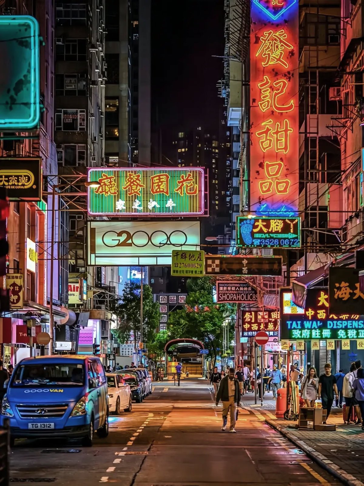 Hong Kong, nuit, rue, n&eacute;ons
