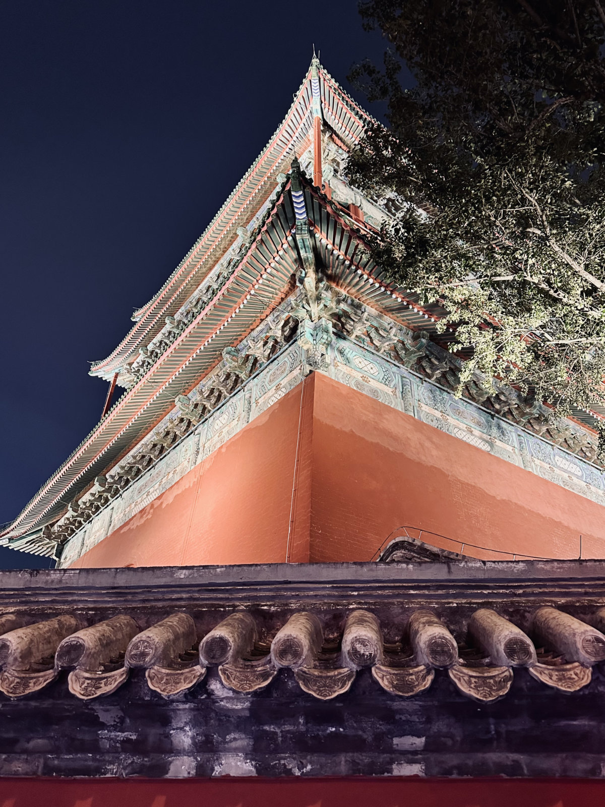 Toits traditionnels chinois, Tour du Tambour de Pékin, Pékin la nuit, Pékin, Détail architectural, La Chine de nuit, Architecture traditionnelle, Ambiance traditionnelle