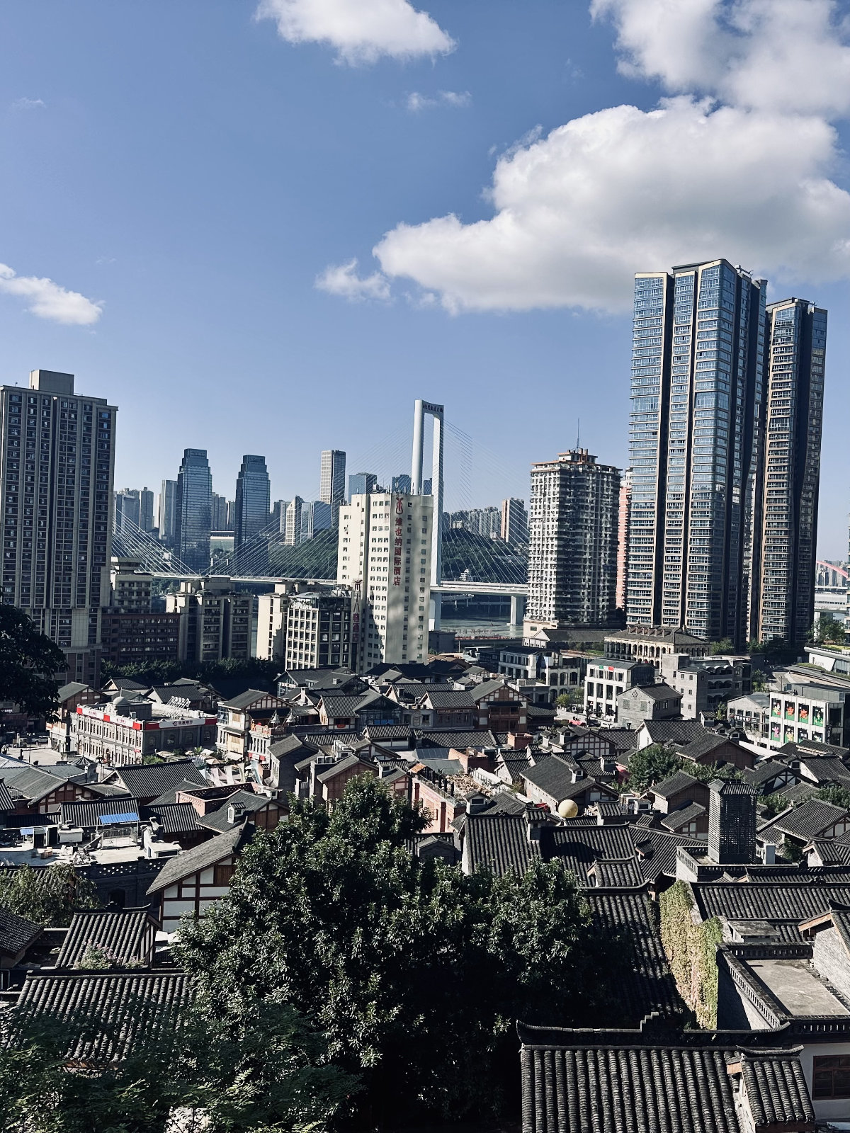 Chongqing, Chongqing Shibati, Toits traditionnels chinois, Tradition et modernité, Ville verticale