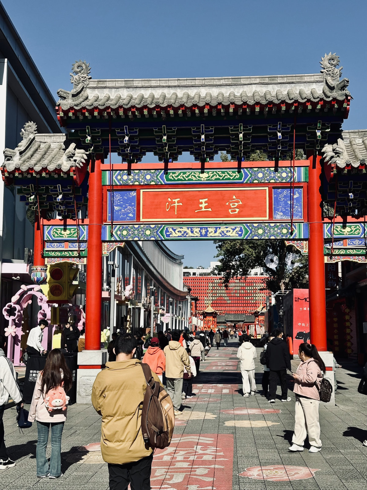 Shenyang, Scène de rue, Portes traditionnelles chinoises, Tradition et modernité