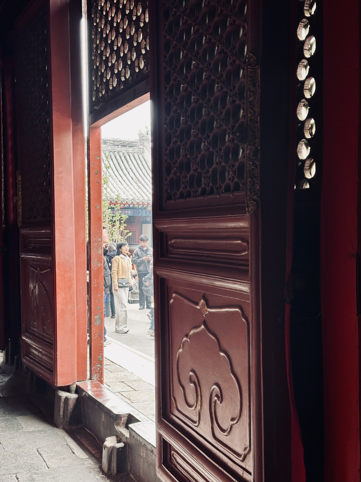 Temple des Lamas de Pékin, Pékin, Jeux d’ombre et de lumière, Détail architectural, Architecture traditionnelle, Ambiance traditionnelle